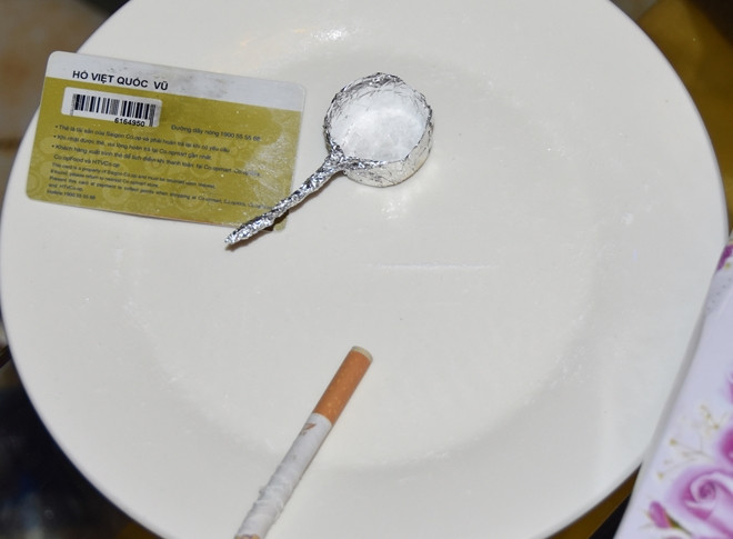 Tại 3 phòng của cơ sở, lực lượng chức năng phát hiện và bắt quả tang hàng chục nam, nữ đang sử dụng ma túy. 