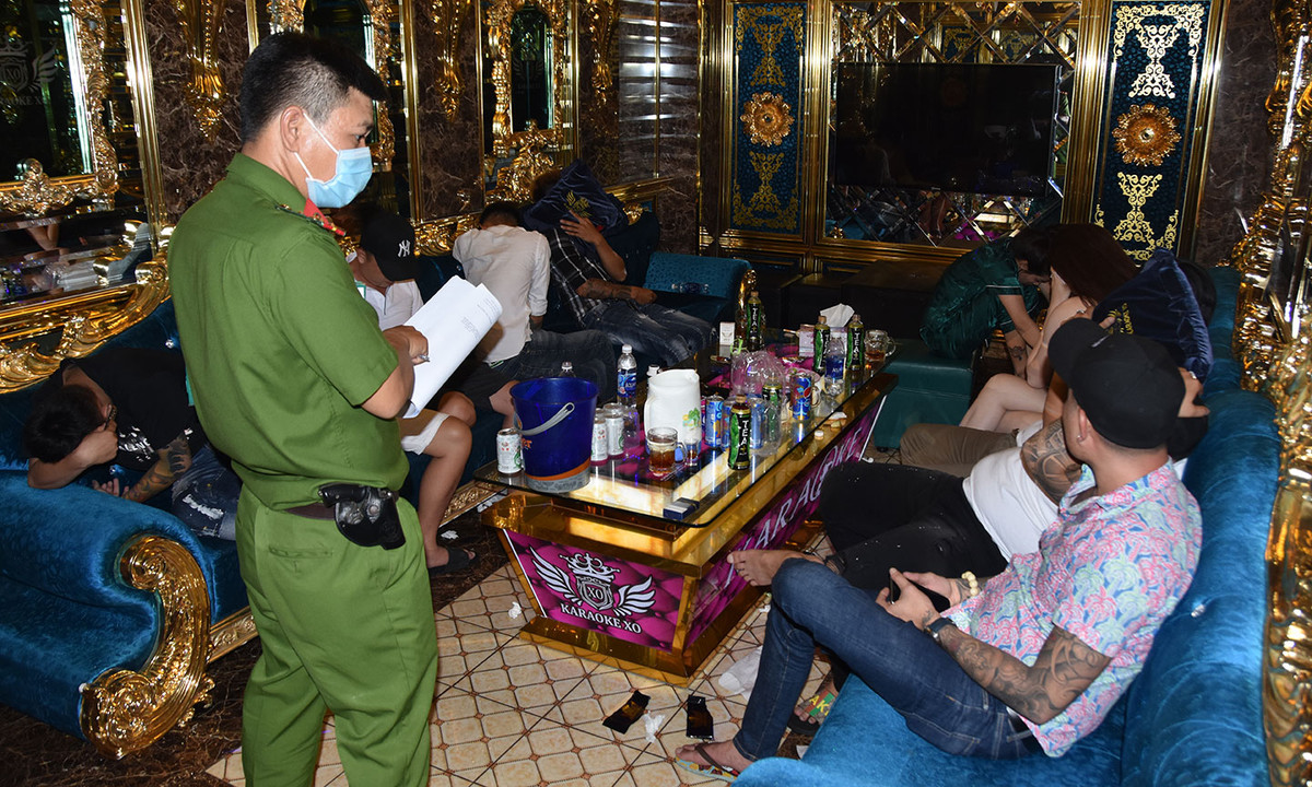 Hien truong 22 nguoi duong tinh ma tuy tai Karaoke XO tung xay ra no sung-Hinh-2