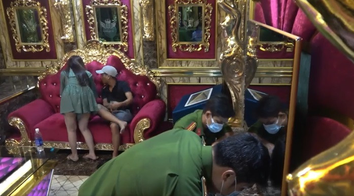 Trước đó, vào khoảng 22h ngày 2/2/2021, cơ sở kinh doanh dịch vụ karaoke XO cũng đã bị cơ quan chức năng kiểm tra, phát hiện và bắt quả tang 24 người dương tính với chất ma túy. 