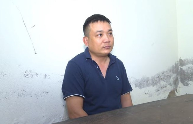  Xưng công an, chiếm đoạt tài sản phụ nữ. Ngày 24/4, Công an TP Vinh (Nghệ An) tạm giữ Nguyễn Cảnh Toàn (41 tuổi, quận Ngũ Hành Sơn, Đà Nẵng) điều tra về hành vi lừa đảo chiếm đoạt tài sản. Tháng 7/2020, Toàn giả làm cán bộ công an của Cục Cảnh sát ma túy, Bộ Công an làm quen với chị S tại TP Vinh. Toàn mượn của chị S 10 triệu và xe SH nhưng sau đó, chị S không liên lạc được với Toàn nên đã trình báo cơ quan công an. Quá trình điều tra xác định,Toàn không phải là cán bộ công an mà còn có tiền án về tội lừa đảo chiếm đoạt tài sản. Ảnh: PLO