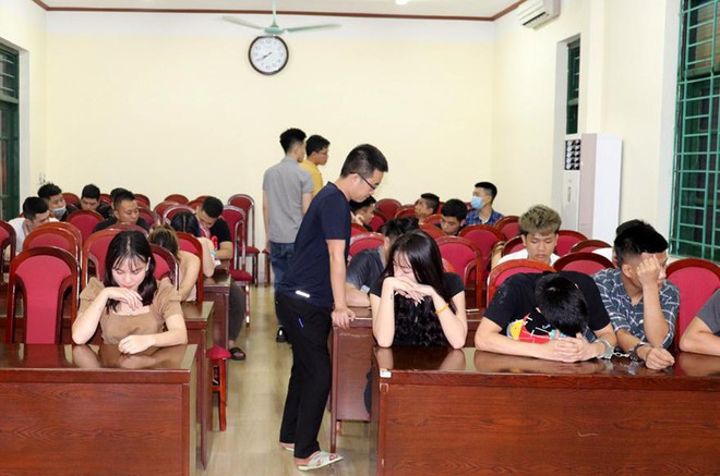  Nhóm thanh niên tổ chức tiệc ma túy tại karaoke Dubai. Ngày 24/4, Cơ quan CSĐT) Công an TX Quảng Yên (Quảng Ninh) vừa tiến hành tạm giữ 5 đối tượng về hành vi tổ chức sử dụng trái phép chất ma túy. Trước đó, lực lượng chức năng đã kiểm tra quán karaoke Dubai, phát hiện 23 đối tượng (17 nam, 6 nữ) có biểu hiện sử dụng trái phép chất ma túy. Bước đầu một số đối tượng khai nhận cùng nhau đứng ra tổ chức sử dụng trái phép chất ma túy.