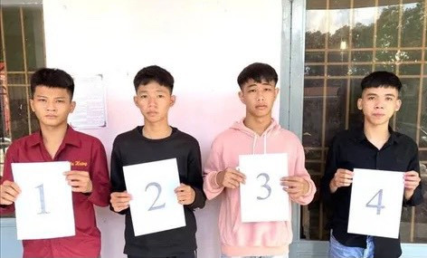  Giành hát tại quán nhậu dẫn đến hỗn chiến, 1 người tử vong. Ngày 24/4, Công an tỉnh Đồng Nai đang tạm giữ 4 đối tượng liên quan đến vụ án mạng khiến 2 người thương vong. Khoảng 19h tối 23/4, Thơ, Thịnh cùng một số thanh niên ăn nhậu tại quán ốc Béo thuộc ấp 3, xã Xuân Hưng, huyện Xuân Lộc đã xảy ra mâu thuẫn với nhóm thanh niên bàn bên có người tên Phúc và Long khi tranh giành hát karaoke. Bực tức, Thơ rủ Thịn về lấy hung khí sau đó tìm Long và Phúc đánh. Vụ việc dẫn đến Phúc tử vong, Long bị thương hiện đang cấp cứu.