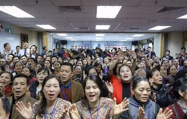 Ngay sau khi báo chí phản ánh, lãnh đạo TP Hà Nội đã giao các cơ quan liên quan xác minh làm rõ, xử lý nghiêm việc vi phạm các quy định pháp luật (nếu có). Bộ Công an cũng đã chỉ đạo các lực lượng nghiệp vụ điều tra về Câu lạc bộ này. Ảnh: Đại đoàn kết. 