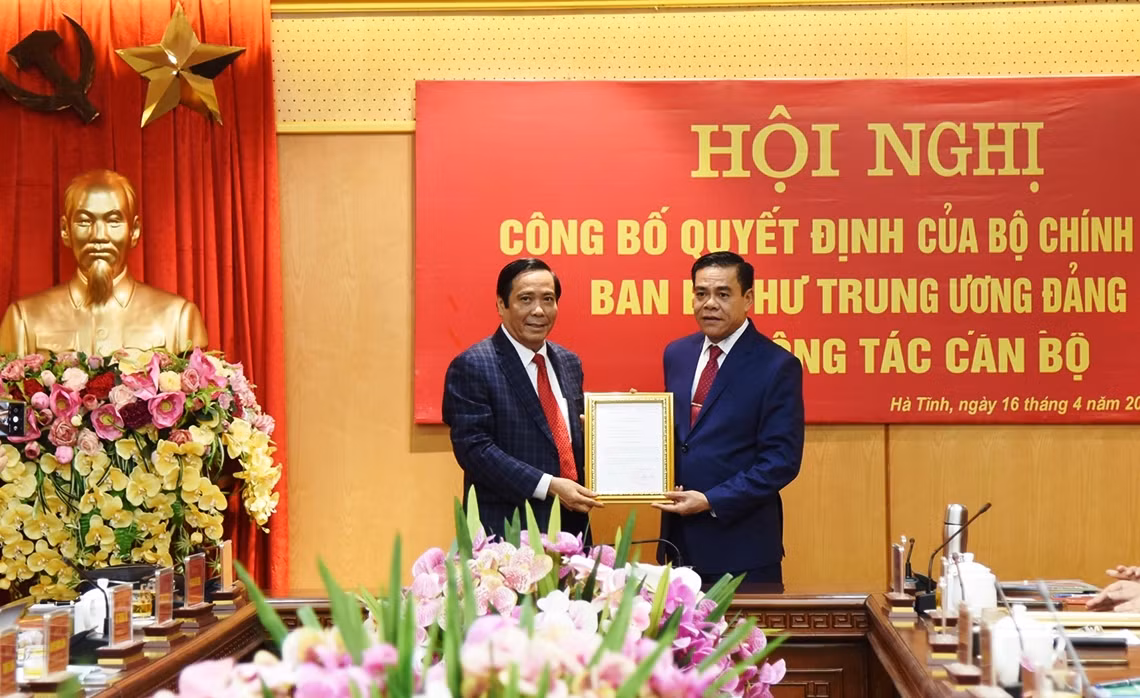Trước đó, Ban Tổ chức Trung ương đã công bố các quyết định của Bộ Chính trị, Ban Bí thư Trung ương Đảng về công tác cán bộ tại Hà Tĩnh. Ban Bí thư quyết định điều động, chỉ định thiếu tướng Võ Trọng Hải, Giám đốc Công an tỉnh Nghệ An, tham gia Ban Chấp hành, Ban Thường vụ và giữ chức Phó bí thư Tỉnh ủy Hà Tĩnh nhiệm kỳ 2020-2025. Ảnh: Báo Hà Tĩnh. 