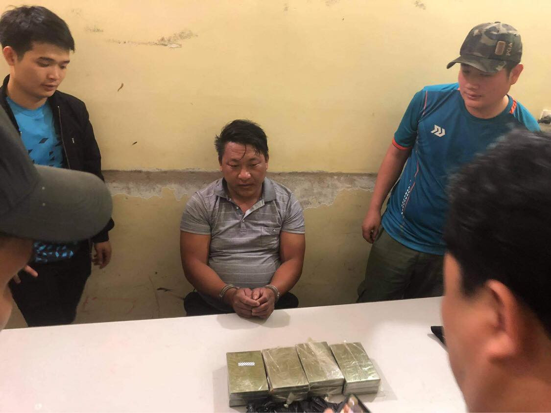 Son La: Bat hai doi tuong cho 8 banh heroin di ban kiem loi