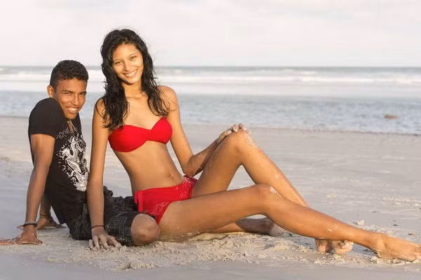 Năm 2013, Silva gây ngạc nhiên khi công khai yêu Carvalho. Cả hai gặp nhau khi Silva mới 16 tuổi. Với sự chênh lệch 40 cm, chuyện tình của đôi trẻ nhanh chóng thu hút sự quan tâm, tò mò. Chàng trai làm công nhân xây dựng từng chia sẻ mỗi lần hôn bạn gái, anh phải ngước cổ, kiễng cả hai chân. 