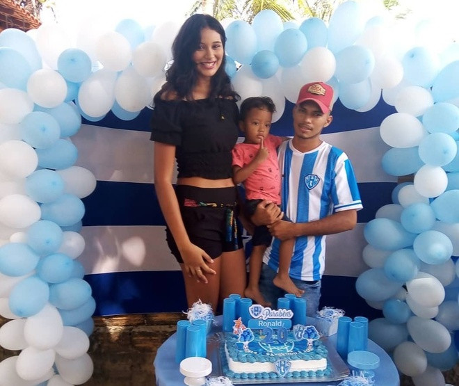 Từng lo không thể mang thai vì căn bệnh của mình, Silva chào đón con trai đầu lòng vào năm 2019. Tại trang cá nhân, bà mẹ trẻ từng chia sẻ có con là một trong những điều hạnh phúc nhất đời mình.