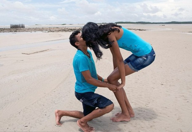 Tháng 5/2014, Carvalho cầu hôn bạn gái khi cả hai đang đi dạo trên bãi biển. Đôi trẻ chính thức về chung một nhà vào một năm sau đó. Cặp vợ chồng thường xuyên chia sẻ các khoảnh khắc tình cảm trên mạng xã hội. 