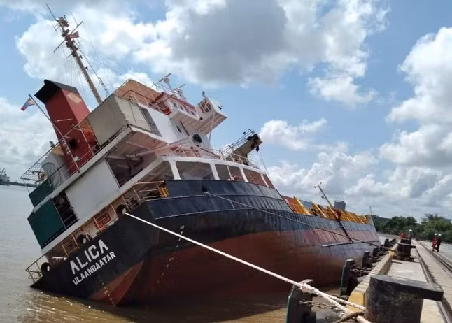 Tau cho hang lat nghieng tai Tan cang Hiep Phuoc, 18 container roi song