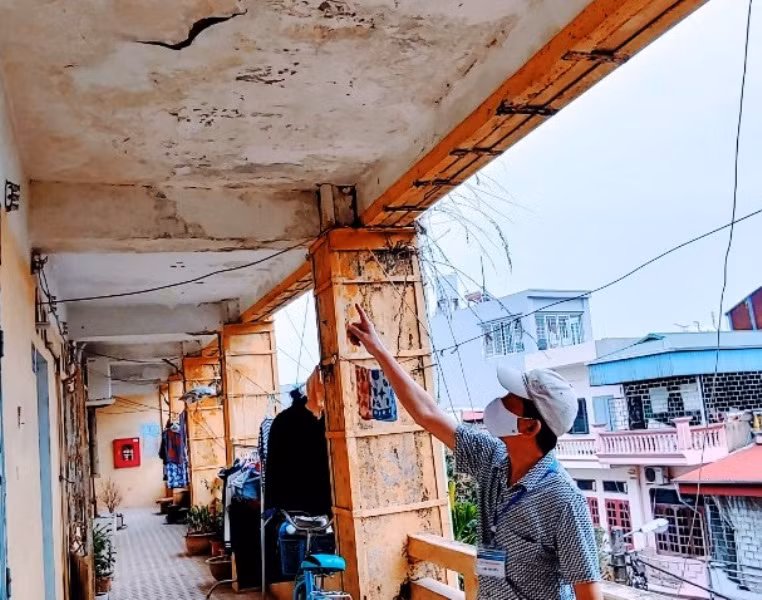 Theo tìm hiểu của PV Tri thức và Cuộc sống, trong số 80 hộ dân sinh sống tại khu tập thể B4, đa phần các hộ dân ở đây đều thuộc diện khó khan, hoàn cảnh neo đơn, hộ cận nghèo, hộ nghèo… 