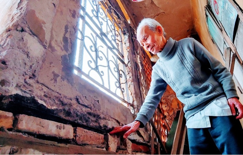 Ông Văn Hữu Thực hàng chục năm qua sống một mình trong căn hộ tại tầng 4, chung cư B4 Bình Minh. Căn hộ này đang xuống cấp từng ngày. Trần nhà vệ sinh bị sụt, tường, trần bị nứt rạn. 