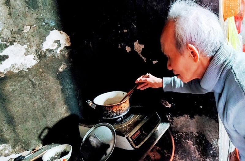 “Trần nhà yếu, xuống cấp, cửa hỏng hết. Vừa rồi cửa sổ đổ hết cả, tung hết cả. Tôi ở đây có một mình, khi gió rung, tôi rất sợ nhưng không biết làm thế nào” – ông Thực nói. 