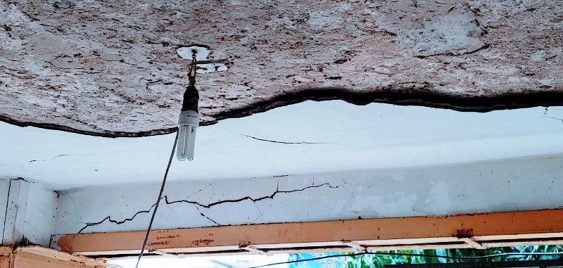 Trần nhà rơi từng mảng lớn.