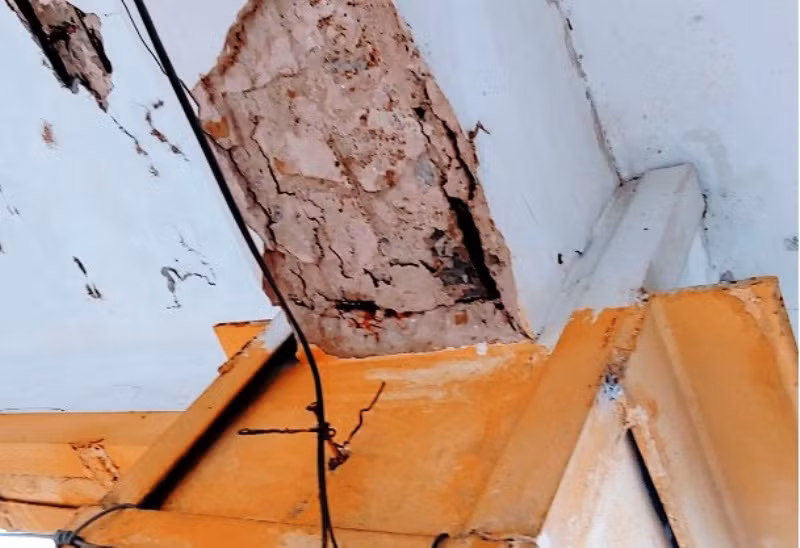 Tuy nhiên, các hộ dân ở đây vẫn chưa thể di chuyển khỏi nhà chung cư xuống cấp.