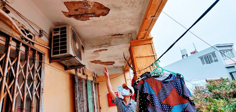 Hiện mỗi ngày trôi qua, người dân khu chung cư cũ nát vẫn phải thường trực nỗi lo lắng nguy hiểm đến tính mạng khi sinh sống tại đây. Nỗi lo của họ đi vào cả trong những giấc ngủ… 