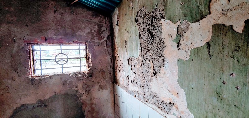 “Đời sống người dân tại đây rất khó khăn, có nhiều hộ neo đơn, gia đình chính sách, nghèo và cận nghèo… số tiền thuê nhà như quy định là quá lớn không đảm bảo đời sống, người dân không đủ khả năng chi trả. Lãnh đạo phường đã hướng dẫn các hộ dân đã làm đơn gửi các cấp lãnh đạo xem xét, giải quyết” – bà Nghĩa nói. 