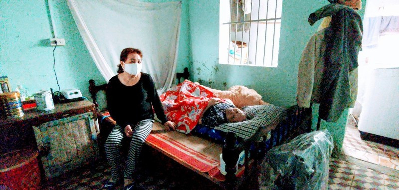 Sống trong một căn hộ ở tầng 5, nhà chung cư này, bà Đào Thị Hạnh (74 tuổi) hiện đang phải nằm liệt giường do bạo bệnh. Hàng ngày, anh em ruột thịt của bà phải qua lại để chăm sóc. Sự xuống cấp của căn hộ khiến người thân gia đình người phụ nữ luôn thường trực sự lo lắng. 