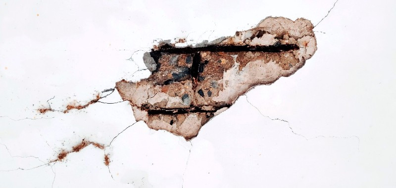 Tường đã xuống cấp, vữa bong từng mảnh/