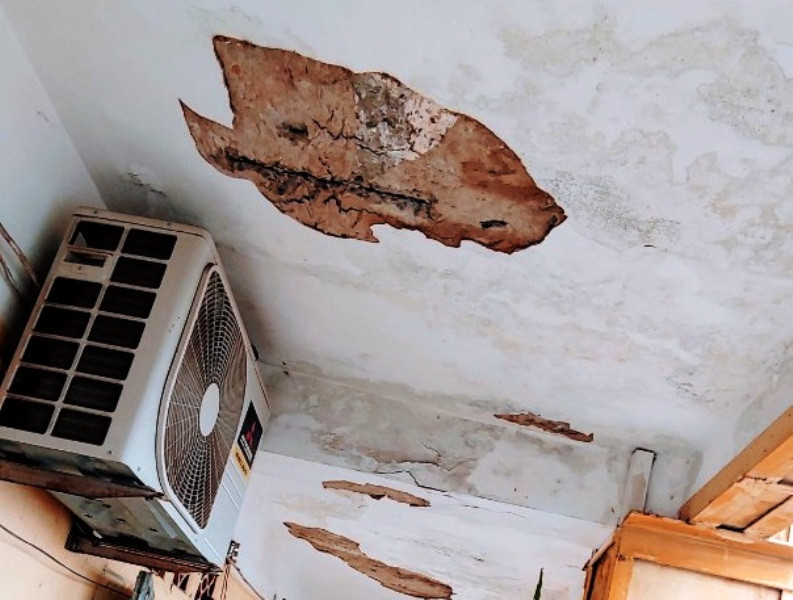 Bà Đỗ Thị Nghĩa, Chủ tịch UBND phường Phạm Ngũ Lão, cho biết, nhà chung cư B4 xuống cấp từ lâu. Năm 2016, TP.Hải Dương đã khắc phục tạm thời ở các trụ cột chính nhưng tình trạng rạn nứt vẫn xảy ra, nghieenh toàn tòa nhà 12 độ. Đa số các hộ dân khó khăn. Do đó khi chuyển sang tòa nhà mới giá 2 triệu đồng/tháng là quá sức với họ.