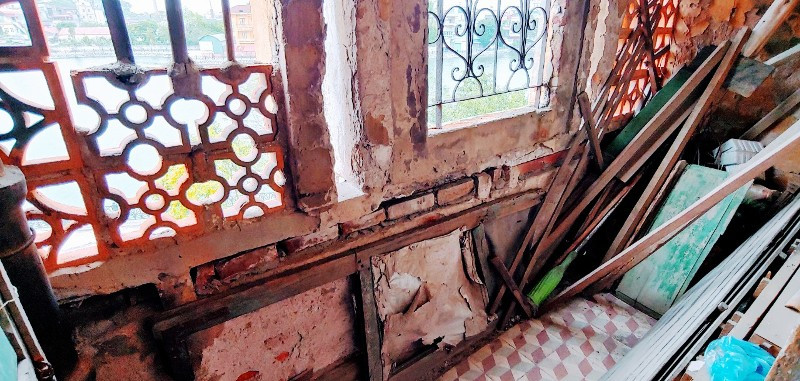 “Hiện tòa nhà đang bị nghiêng 12 độ, tường, trần đều bị rạn, nứt, nhiều hạng mục đã bị mục rũa…Năm 2016, chính quyền thành phố đẫ đầu tư kinh phí để nâng cấp hệ thống trụ, cột của tòa nhà nhưng đây cũng chỉ là phương án tạm thời.Chính quyền địc phương cũng đã có phương án di dời các hộ dân ở đây để đảm bảo an toàn” – ông Nhì nói. 