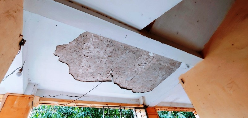 Ông Phương Kim Nhì, Bí thư kiêm Trưởng khu dân cư số 9 khu tập thể B4 Bình Minh, phường Phạm Ngũ Lão nói rằng, nhiều khi qua thăm các hộ gia đình sinh sống tại đây mà ông cảm thấy ái ngại khi tòa nhà xuống cấp nghiêm trọng. 