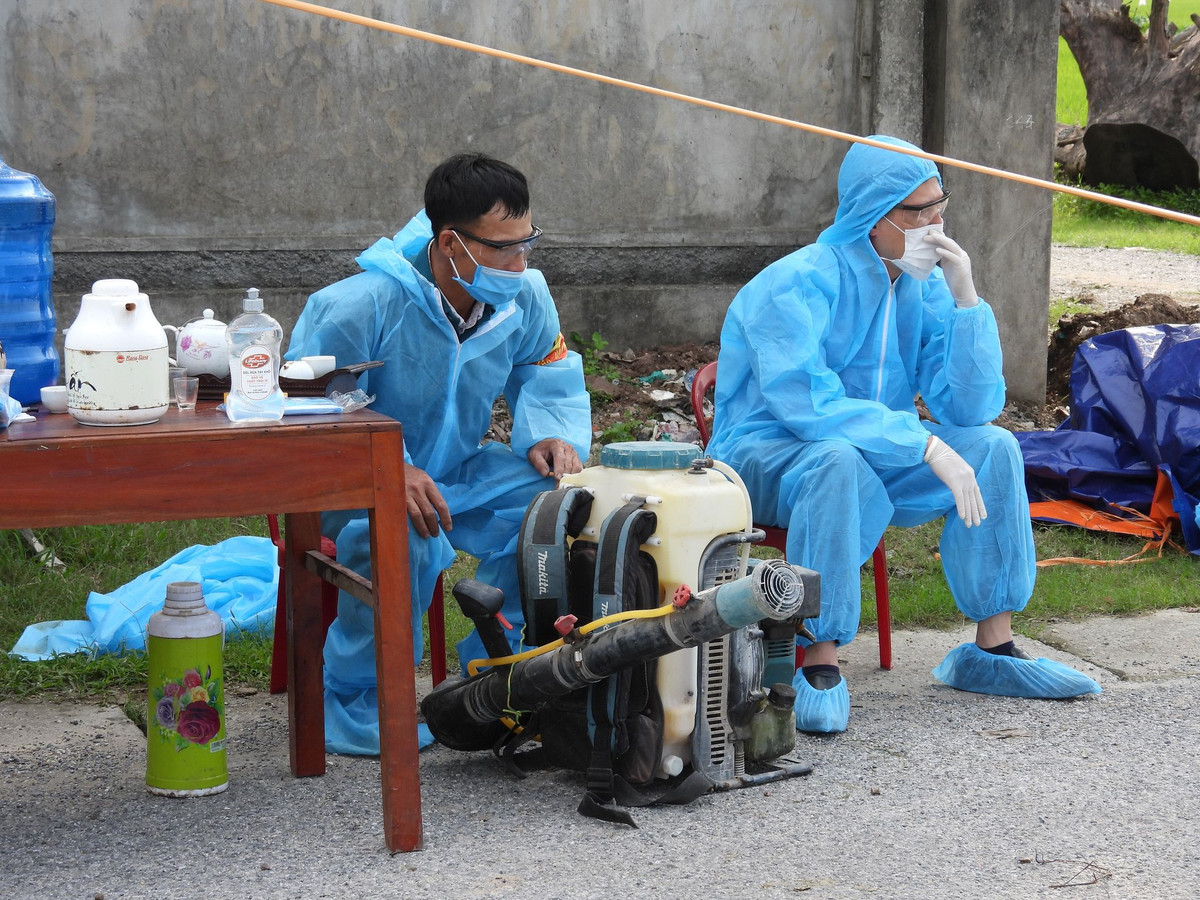 Xử lý nghiêm các trường hợp vi phạm công tác phòng chống dịch. Tiếp tục yêu cầu thực hiện nghiêm thông điệp 5K. Khử khuẩn mở rộng để bảo đảm an toàn.