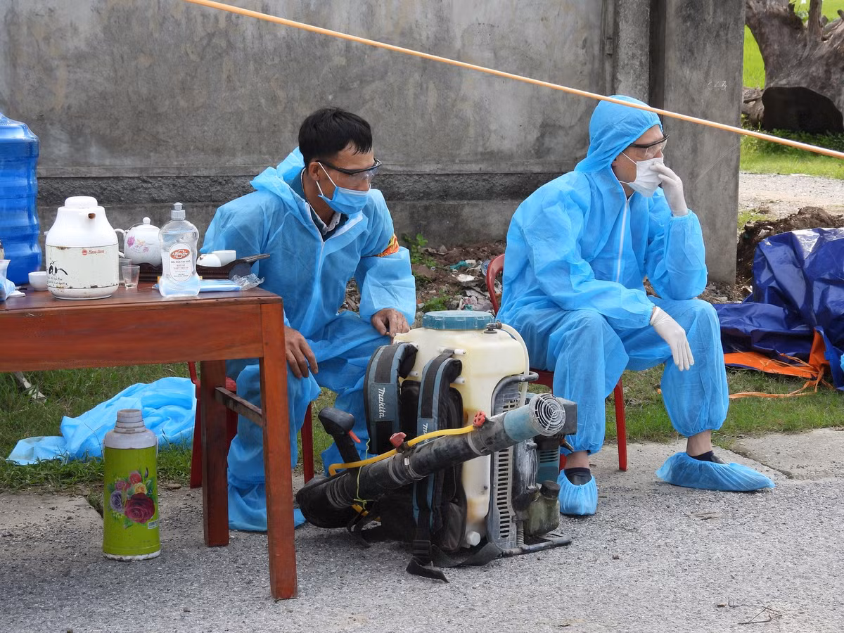 Xử lý nghiêm các trường hợp vi phạm công tác phòng chống dịch. Tiếp tục yêu cầu thực hiện nghiêm thông điệp 5K. Khử khuẩn mở rộng để bảo đảm an toàn.