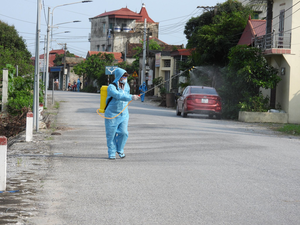 Qua xét nghiệm đã xác nhận bố mẹ đẻ, vợ và con bệnh nhân dương tính với SARS – CoV2, đáng chú ý con bệnh nhân mới 1 tuổi. Như vậy, Hà Nam đã có 5 trường hợp trong một gia đình ghi nhận dương tính với COVID-19.