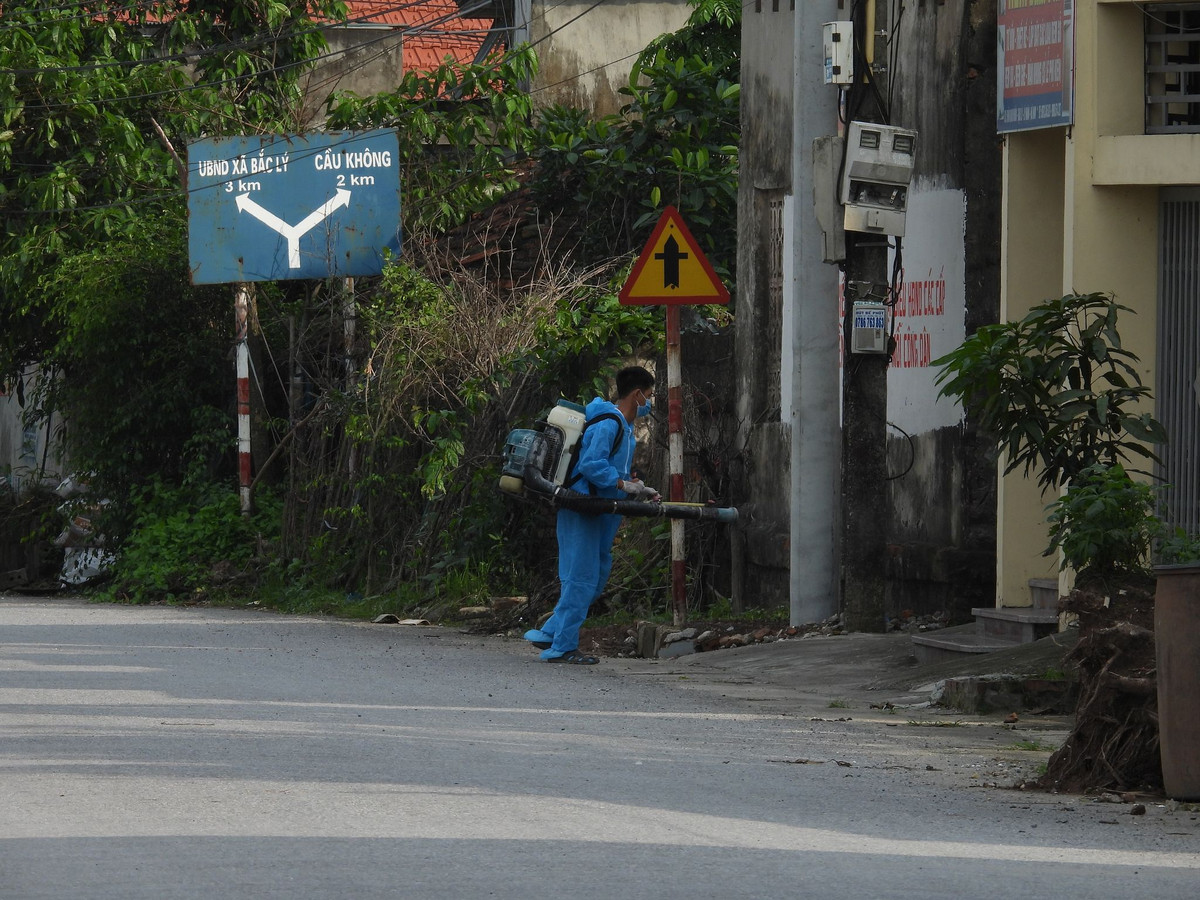 Bệnh nhân là nam, sinh năm 1993, quê ở thôn Quan Nhân, xã Đạo Lý huyện Lý Nhân, nhập cảnh từ Nhật Bản về, cách ly đủ 14 ngày tại Đà Nẵng và đã có 3 lần xét nghiệm âm tính với SARS-CoV-2 trong đó lần xét nghiệm cuối cùng là ngày 21/4. 