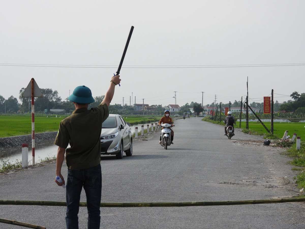 Bắt đầu từ 18h chiều nay (29/4), Hà Nam sẽ tạm dừng toàn bộ các lễ hội, tạm đóng cửa các cơ sở tôn giáo, tín ngưỡng, các dịch vụ karaoke, mát-xa, trò chơi điện tử, khu vui chơi giải trí, các sự kiện tập trung đông người, các hội nghị không cần thiết… 