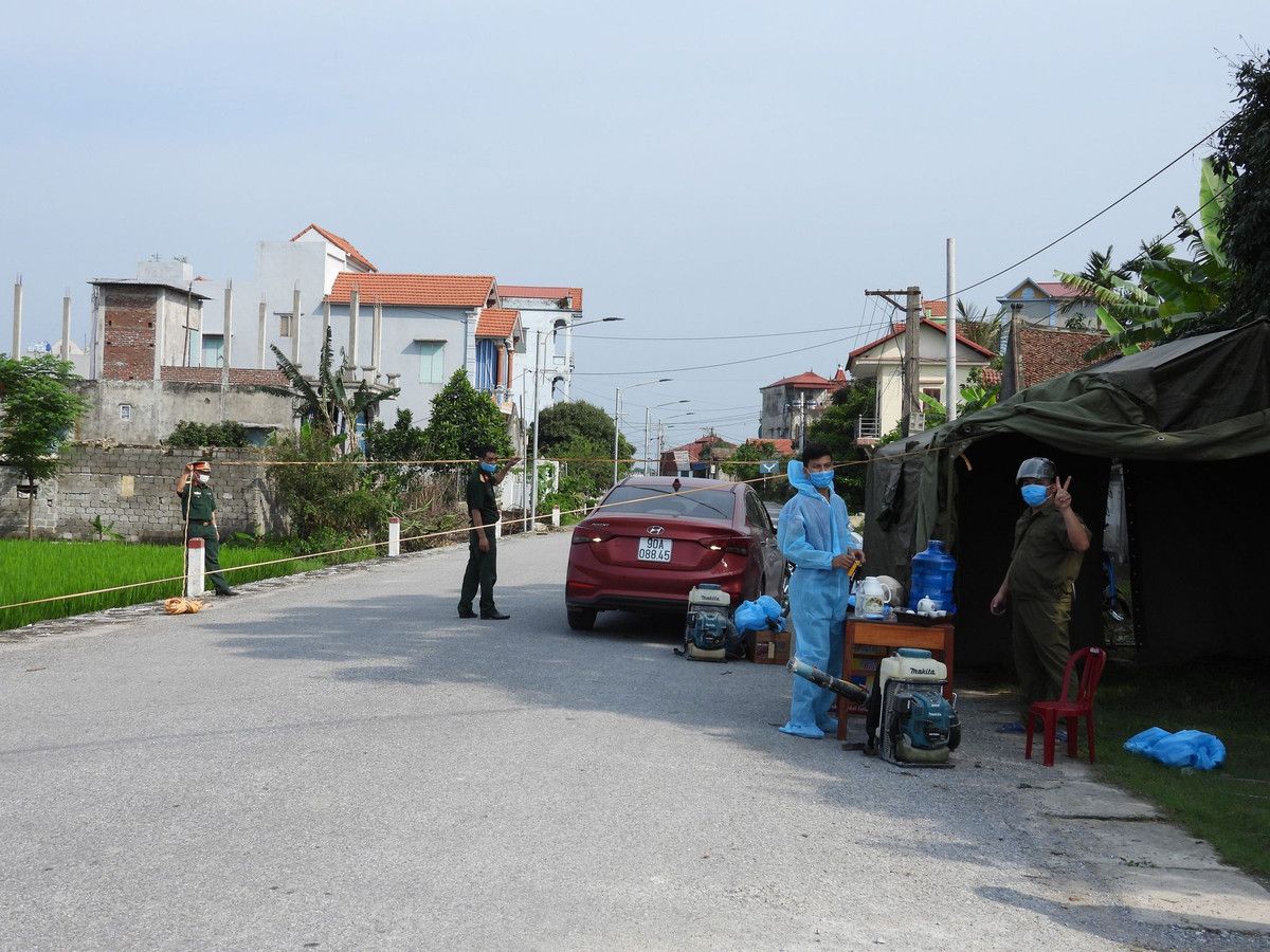 Ngày 22/4 bệnh nhân đi xe khách từ Đà Nẵng về Liêm Tuyền và bắt tắc- xi từ Liêm Tuyền về nhà. Sau đó bệnh nhân có biểu hiện sốt, đau họng và được lấy mẫu chiều ngày 28/4 xét nghiệm và cho kết quả dương tính với SARS-CoV-2. Hiện bệnh nhân đang cách ly điều trị tại BVĐK Hà Nam. 