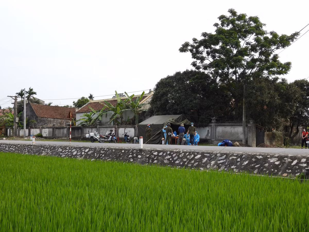 Tăng cường truyền thông về phòng chống dịch bệnh, chủ động khai báo y tế, tránh tình trạng không khai báo. Không gây tâm lý hoang mang trong nhân dân…