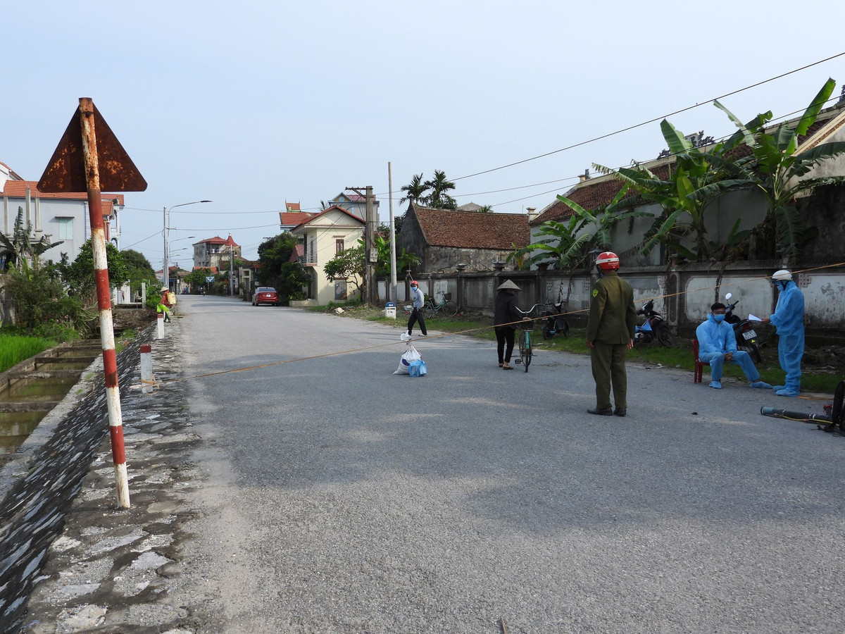 Hỗ trợ các trang thiết bị phòng dịch cho xã Đạo Lý và thành lập tổ hậu cần hỗ trợ người dân trong khu vực cách ly về thực phẩm, nhu yếu phẩm. Đồng thời địa phương cũng tăng cường tuyên truyền, vận động nhân dân trên hệ thống loa truyền thanh về ý thức phòng, chống dịch, chấp hành các quy định phong tỏa cách ly và phòng chống dịch.