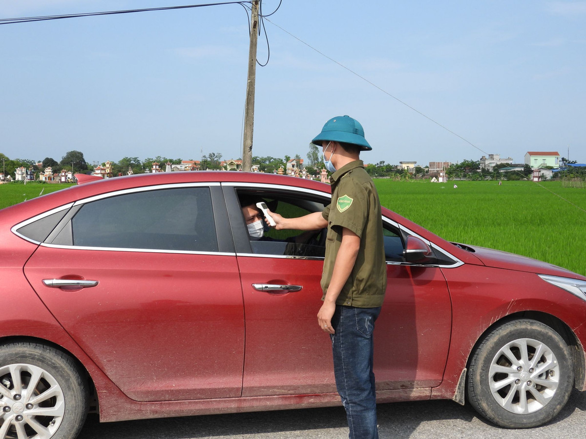 Kiểm tra thân nhiệt người dân phòng chống dịch bệnh.