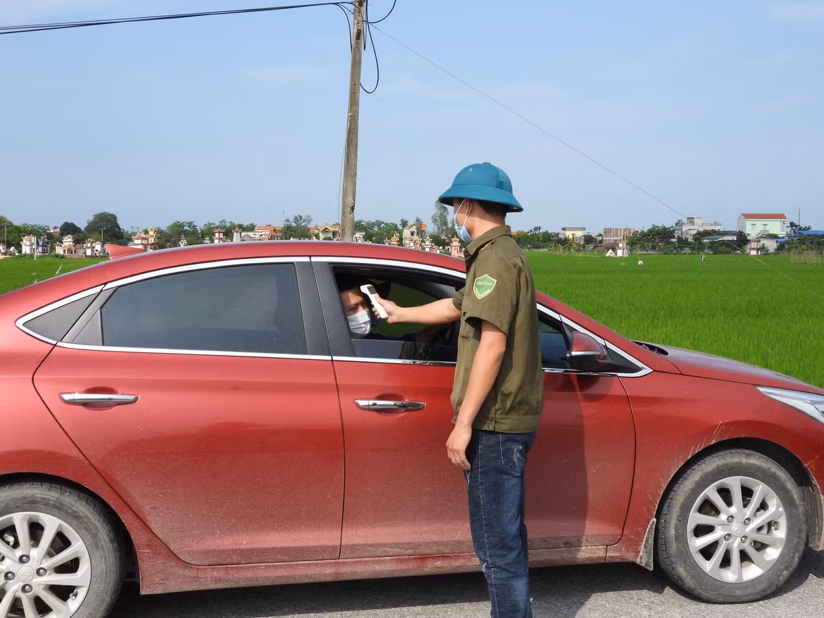 Kiểm tra thân nhiệt người dân phòng chống dịch bệnh.