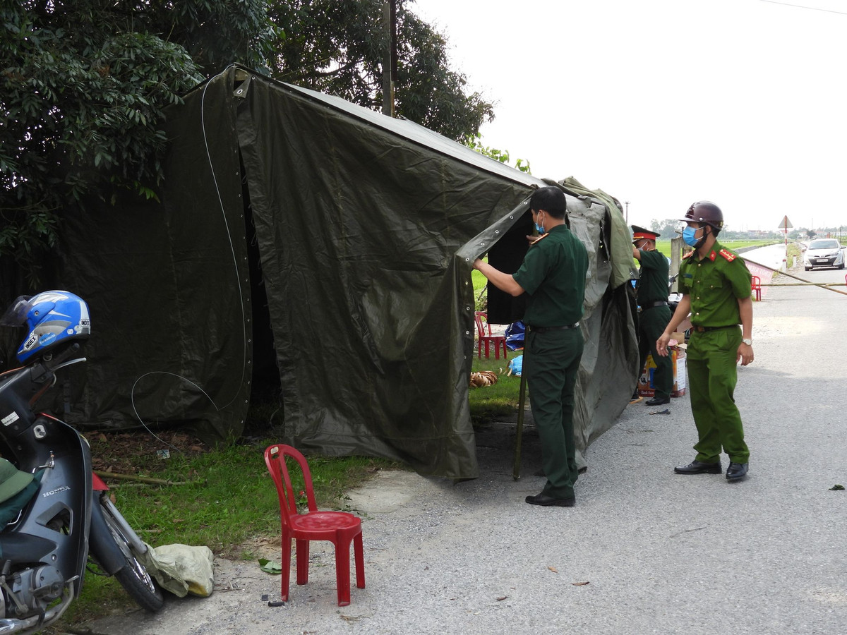 Thực hiện phun khử khuẩn toàn bộ khu vực thôn, nhà ở của các bệnh nhân. Phối hợp với lực lượng y tế, công an tiếp tục truy vết các trường hợp F1, F2, F3