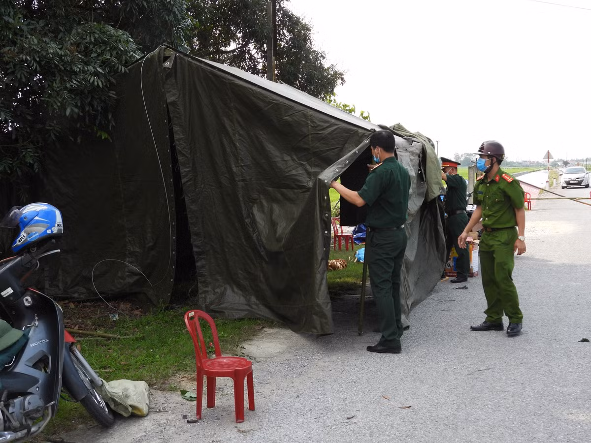 Thực hiện phun khử khuẩn toàn bộ khu vực thôn, nhà ở của các bệnh nhân. Phối hợp với lực lượng y tế, công an tiếp tục truy vết các trường hợp F1, F2, F3