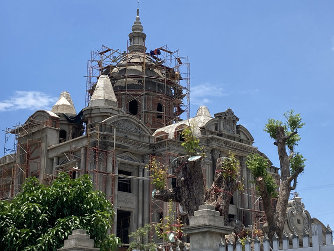 Khu đất nằm ở vị trí đắc địa, tiếp giáp với 3 mặt tiền đường. Chủ đầu tư bắt đầu tổ chức xây dựng trái phép từ tháng 10/2018.