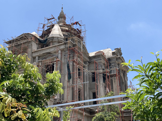 Người đứng tên sử dụng đất của biệt thự này là vợ chồng ông Phạm Văn Hà và bà Nguyễn Thị Bảo Lộc (ngụ khu phố Long Khánh 3, phường Tam Phước, TP Biên Hòa, tỉnh Đồng Nai).