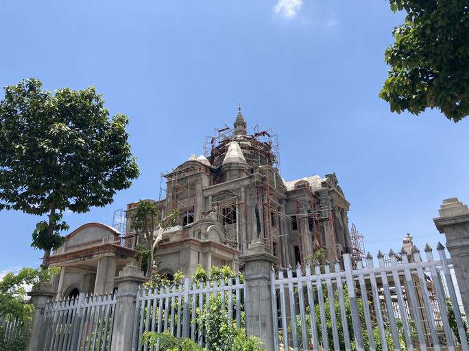 Chiều 23/4, một lãnh đạo UBND xã An Phước xác nhận vợ chồng bà Lộc xây biệt thự trái phép trên đất nông nghiệp và chưa có giấy phép xây dựng. Việc này xã cũng đã báo cáo huyện từ năm 2020 và vẫn đang chờ huyện chỉ đạo xử lý.