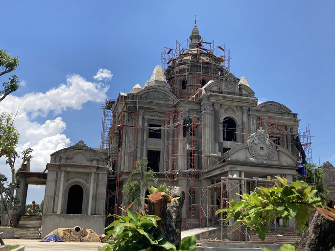 Theo biên bản làm việc với chính quyền xã An Phước ngày 30/3/2020, bà Nguyễn Thị Bảo Lộc chỉ cung cấp được một bản thiết kế thi công công trình, một giấy chứng nhận quyền sử dụng đất số CQ 486567 cấp ngày 10/1/2019, một đơn đề nghị cấp phép xây dựng ghi ngày 18/1/2019.