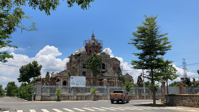 Theo tìm hiểu của phóng viên Báo Người Lao Động, biệt thự "khủng" được xây dựng trên diện tích gần 6000 m2, thuộc thửa đất 754, tờ bản đồ số 48, mục đích đất sử dụng được công nhận là loại đất trồng cây lâu năm.