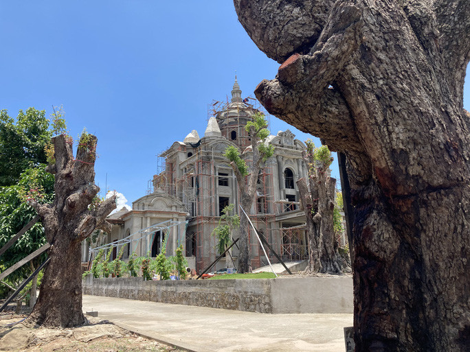 Điều đáng nói, mặc dù UBND xã An Phước yêu cầu dừng xây dựng từ năm 2020 nhưng chủ đầu tư vẫn bất chấp, tiếp tục thi công hoàn thiện lâu đài.