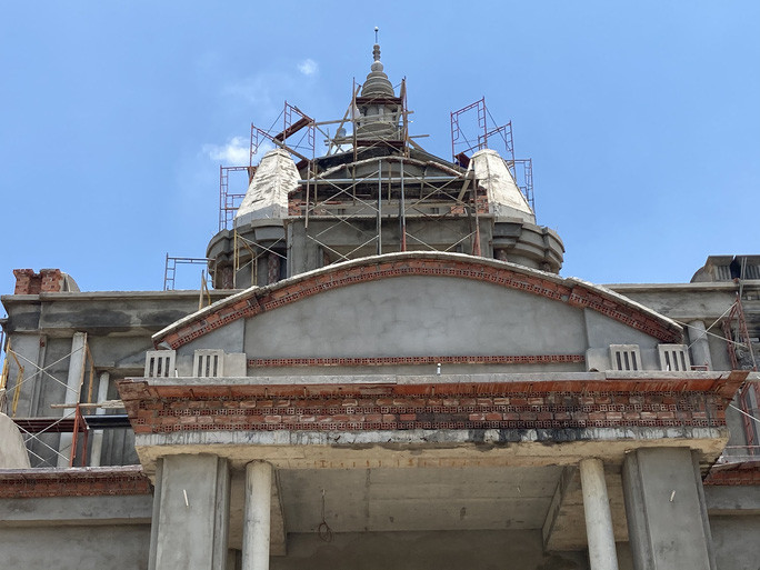 Thời điểm này, biệt thự đã xây đến tầng thứ 4 và đang hoàn thiện các chi tiết cầu kỳ theo phong cách lâu đài ở châu Âu.