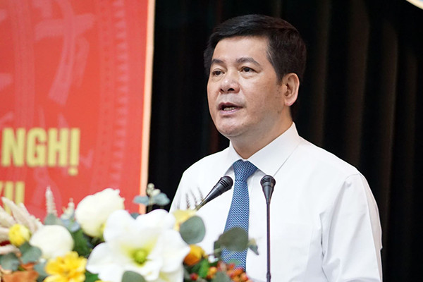 Ông Nguyễn Hồng Diên, Ủy viên Trung ương Đảng, Phó Trưởng Ban Tuyên giáo Trung ương, được giới thiệu phê chuẩn bổ nhiệm Bộ trưởng Bộ Công Thương.