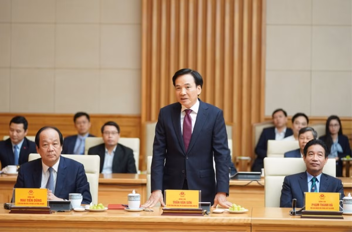 Ông Trần Văn Sơn, Ủy viên Trung ương Đảng, Phó Chủ nhiệm Thường trực Văn phòng Chính phủ, được giới thiệu phê chuẩn bổ nhiệm Bộ trưởng, Chủ nhiệm Văn phòng Chính phủ.