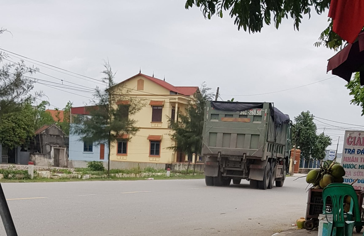 Duong 400 ty thi cong, xe trong tai lon hoanh hanh gay buc xuc-Hinh-5