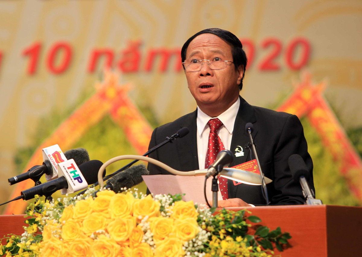 Ông Lê Văn Thành sinh ngày 20/10/1962, quê quán tại xã Tân Liên, huyện Vĩnh Bảo, thành phố Hải Phòng. Ông Thành có trình độ thạc sĩ quản lý kinh tế, cao cấp lý luận chính trị. Ủy viên Trung ương Đảng: Khóa XII, XIII, Đại biếu Quốc hội: Khóa XII. Từng được khen thưởng Huân chương Lao động hạng Ba, Chiến sĩ thi đua toàn quốc, Bằng lao động sáng tạo của Tổng Liên đoàn Lao động Việt Nam. 