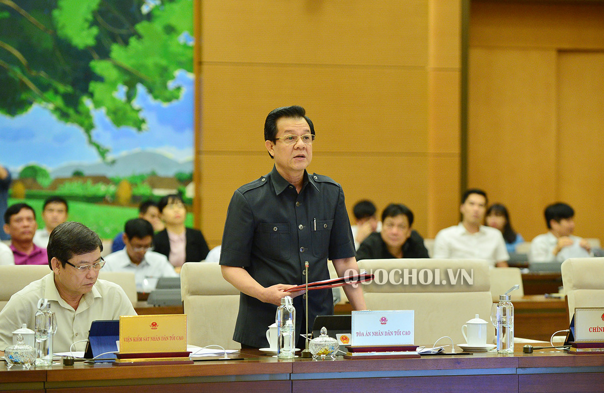 Ông Lê Hồng Quang (sinh năm 1968, quê quán tỉnh Kiên Giang), trình độ chuyên môn: Tiến sĩ Luật, Cử nhân Kinh tế, trình độ lý luận chính trị: Cao cấp. Ông là Ủy viên Trung ương Đảng khóa XII, XIII.