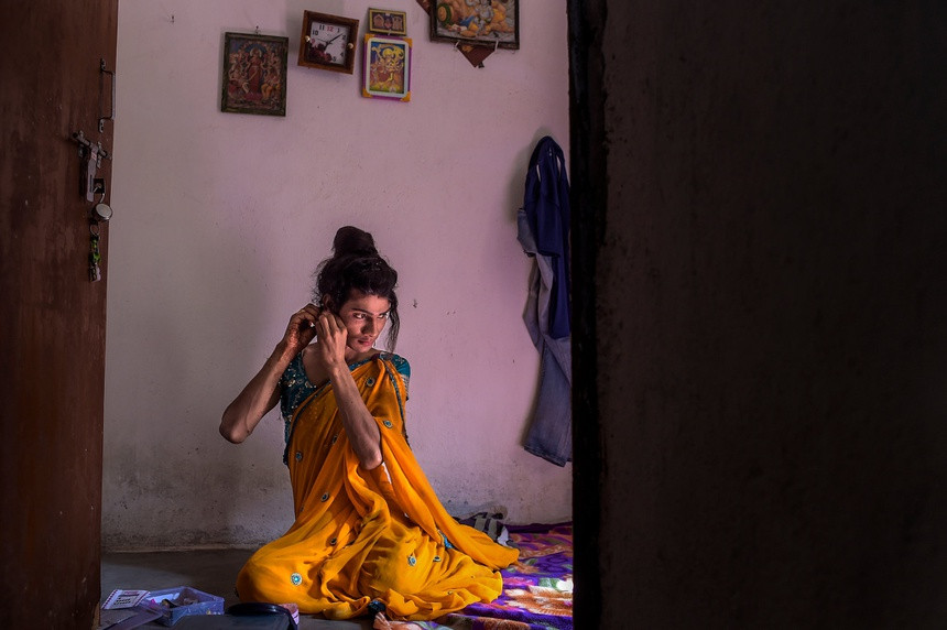 LGBT An Do bi buoc di chua benh dong tinh giua Covid-19